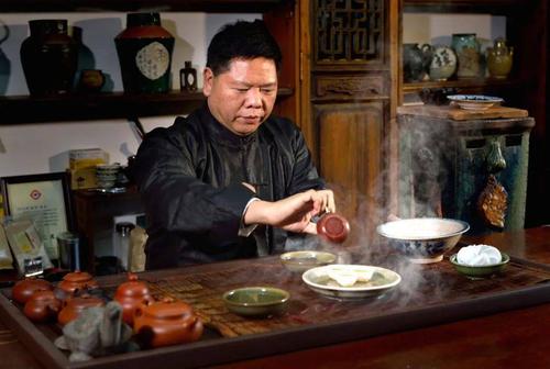 到潮州茶米油盐应该是在潮州人的生活里柴米油盐潮州工夫茶(吴淑贤摄)