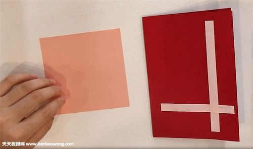 6,再取两个彩色纸条粘在上面,在一张小正方形彩纸上写上字,画上