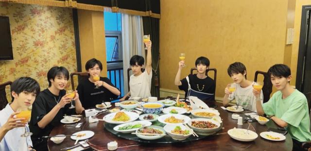 时代少年团发展受限,何炅无视丁程鑫引争议,宋亚轩也曾深陷其中