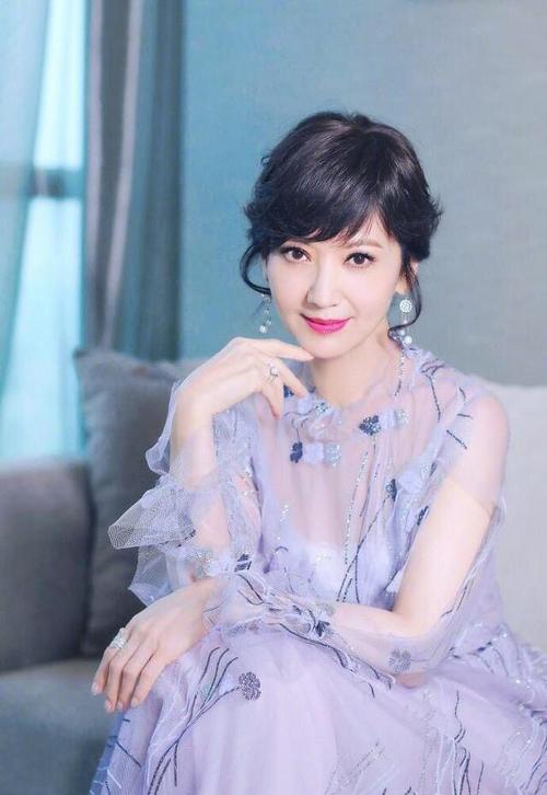 赵雅芝可不服老!一袭轻薄透视纱裙清新优雅,66岁看起来就像26岁