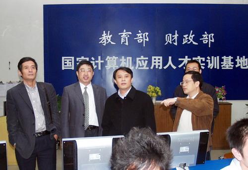 >>国家重视 领导关心    11月10日下午,江西省教育厅副厅长彭世东