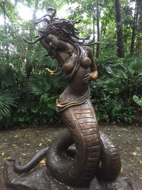 哈哈,入口看门的是蛇发女妖美杜莎,千万不要看她的眼哦…… 金蛇密境