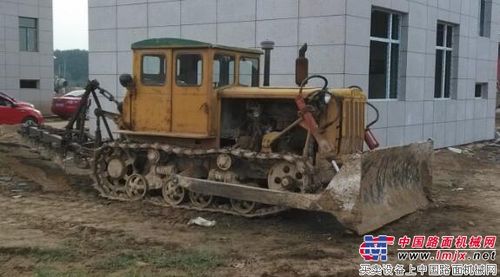 东方红t160履带拖拉机(推土机)前面是推土铲,后面带着翻地的犁