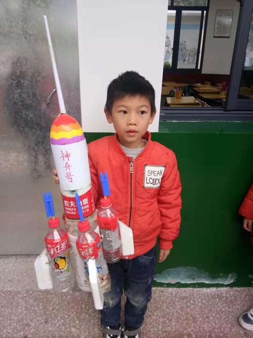 陈王帅的火箭很有意思吧,全是废弃的饮料瓶哦.