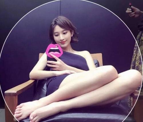 你绝对没见过的张俪私生活照,网友:人美腿长脚丫也很好看!