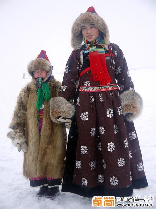 卓简:传统鄂温克族服饰特点及图片展示