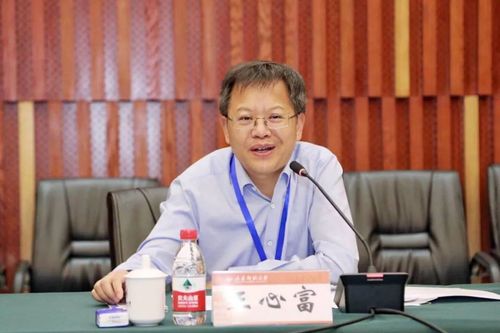 王心富检查高考评卷工作