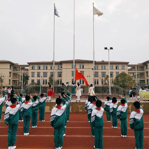 "书香伴我行"主题升旗仪式