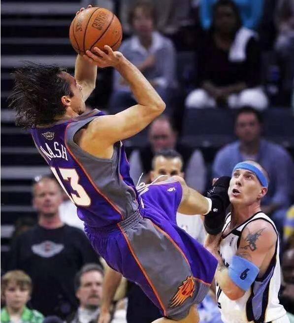 纳什后仰投篮脚蹬脸