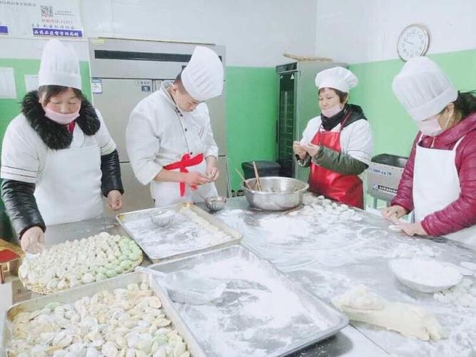 我们的厨师也在为我们的宝贝们包饺子