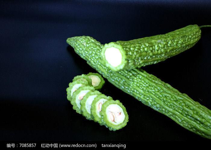 苦瓜切片摄影图