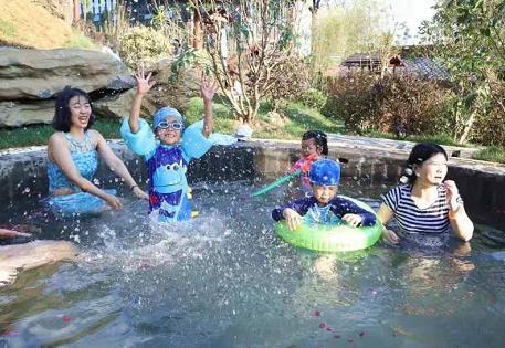 在朵花温泉酒店,温泉体验区,儿童水上乐园,自助烧烤区等地都挤满了