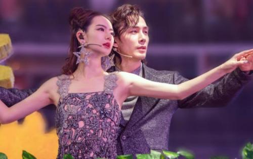 戚薇唱歌时裙子被李承铉勾破,退场忘关麦说出6字,网友