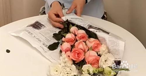 先将鲜花放在一起,然后放在包装纸的对角线.