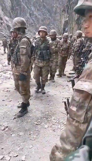 —印度陆军士兵和军官在入境挑衅时被我人民解放军边防部队制服并俘虏