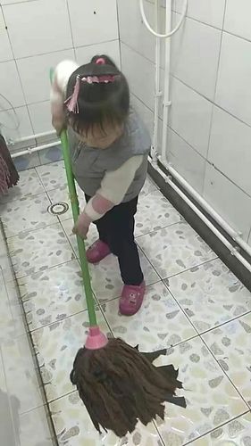 大班孩子帮妈妈做家务.