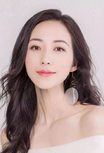 首页 女生发型 染发 40岁女人适合染的茶黑发色 减龄显气场的中长发