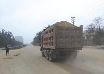 一路尘土飞扬市民躲避渣土车