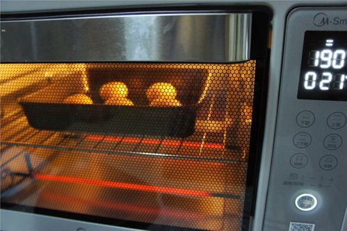 预热美的智能烤箱190度上下火,先放入中层烤制5分钟.