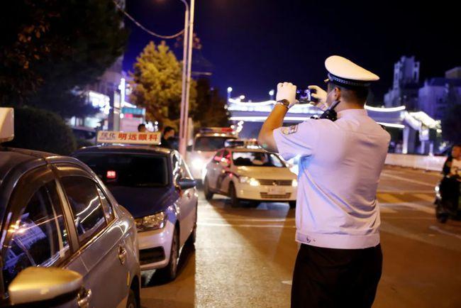创文明交通治秩序乱象绥化交警开展夜间交通违法大整治行动