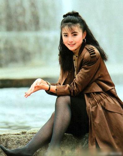 15岁成香港第一武打女星,24岁退圈至今单身,55岁是永远的霸王花