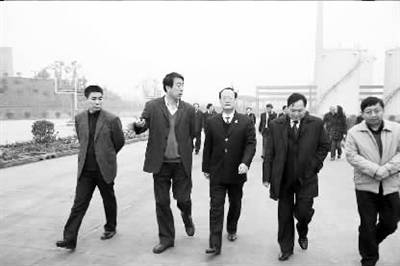 县检察院检察官与许昌市人大代表,艾庄乡党委书记李书攀谈起来