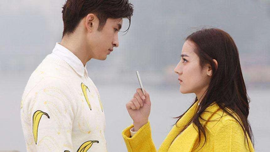 迪丽热巴把风衣当腰带,解锁新时尚!张云龙演绎撞色,才