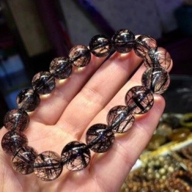 黑发水晶垂直放置在阳光下,可以发出五颜六色的光,但假水晶则不能.3.