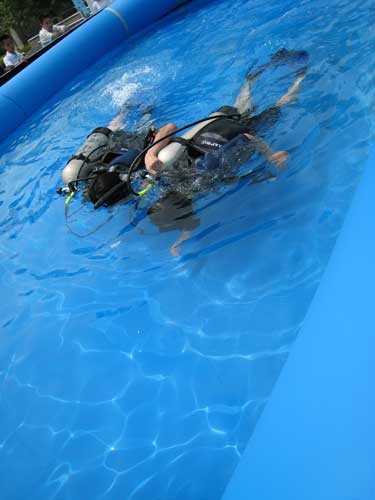 图文-中国户外潜水巡回潜水体验 巨大的户外游泳池