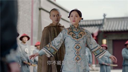 可是周莹却被婉拒了,巡抚为了报复周莹,鼓动慈禧去吴家东院小住,而