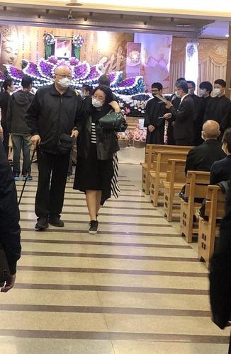 原创《济公》导演因脑梗去世,金超群拄拐杖到现场,和妻子悲伤吊唁