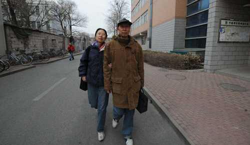 杨佳挽着父亲杨中信的手臂出行.资料图