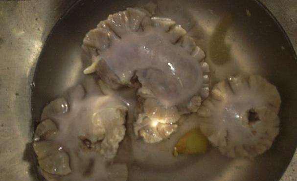 主料:猪腰子,猪连体,鸡冠油 调料:花生油,盐,味精,葱,姜,香油,料酒