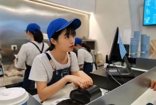 王俊凯家开奶茶店,却意外带火店员小姐姐,网友:真没亲戚关系?