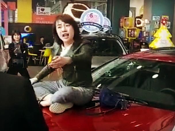 西安硬核女车主哭诉维权读书30年不如撒泼3分钟