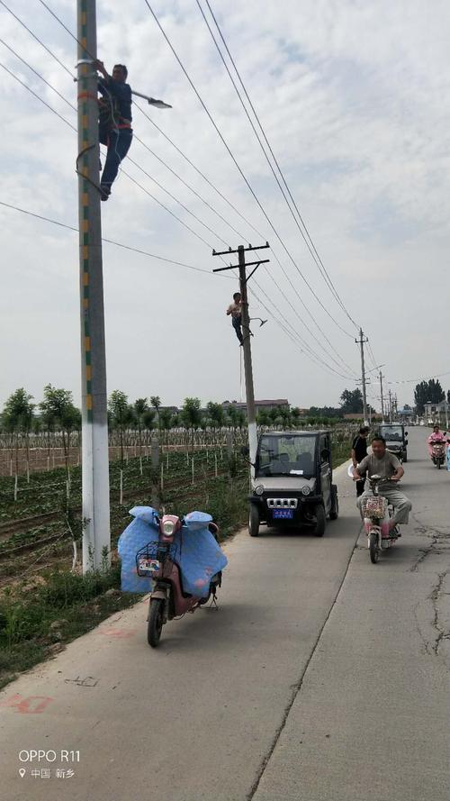 王小屯在村外北路和西路安装路灯,为村民晚上散步和行人照亮光明.
