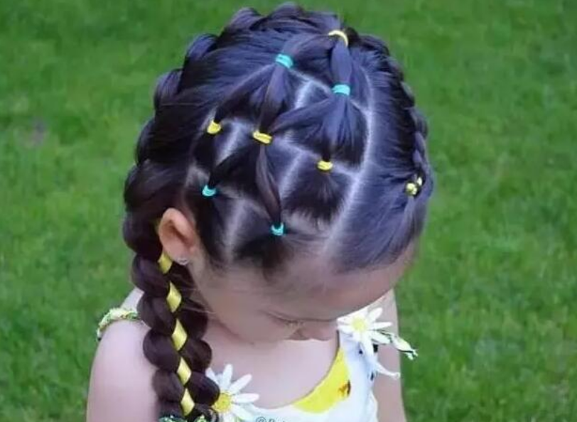 看到幼儿园老师给孩子扎的头发,宝妈心疼极了,怒斥:太