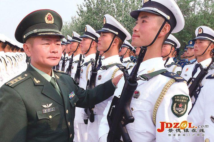 首次参加国庆阅兵的联勤保障部队方队,同样收获喝彩,夺得满分.