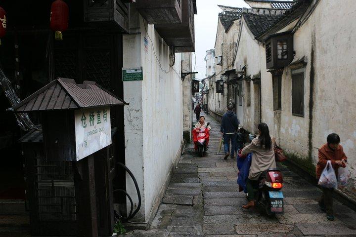 仓桥直街一条很长的老街当地的人们还是过着之前的生活在那里洗菜生活