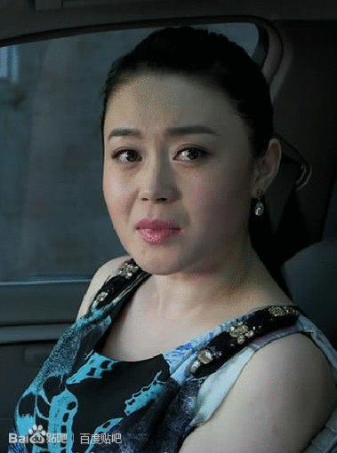 回到作品本身,同样是以无厘头题材进行比拼,没有了关婷娜的文松,用