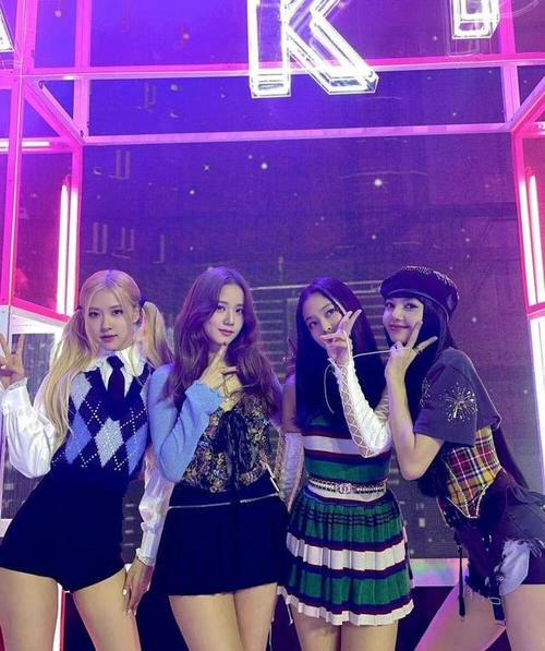 blackpink成员朴彩英更新动态,对镜娇俏可爱,网友询问