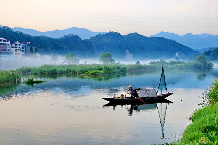 浙江建德下涯村就在新安江边上,环境优美,经常雾气朦胧,犹如