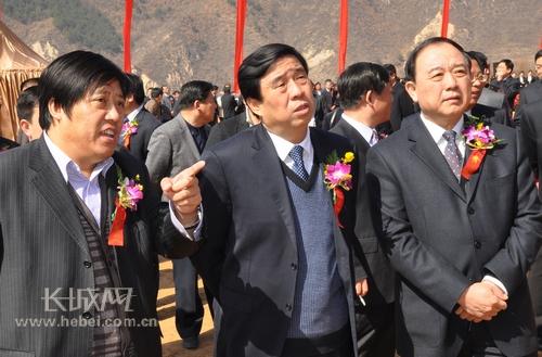 视频  隆化县委书记刘振洲向承德市长赵风楼介绍七家温泉行馆项目.