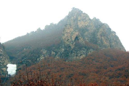 猫儿岭位于盖州市矿洞沟镇毛岭村境内,与大连天门山国家级森林公园和