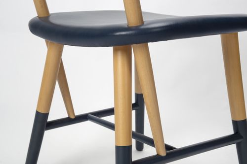 mikado椅腿端部的撞色与椅背上方的"皇冠"造型,将东西方文化趣味般地