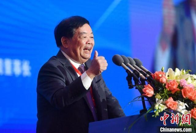 图为福耀玻璃集团创始人,董事长曹德旺做演讲. 吕明 摄