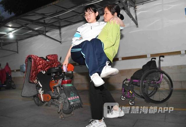 开朗热心有才华福州这个轮椅少女真美