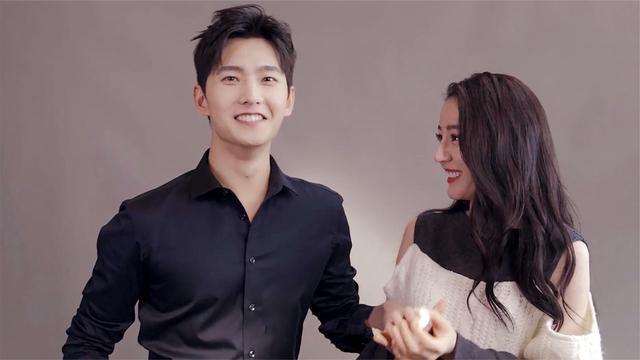 杨洋突然抓住迪丽热巴的手有谁注意到热巴下意识反应简直绝了