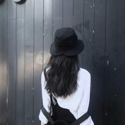 霸气女生头像背影戴帽