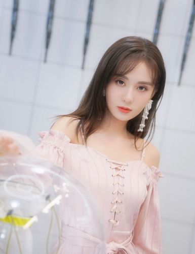 郑合惠子粉色吊带裙,气质甜美